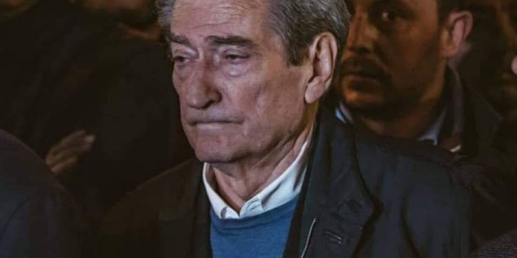 Plakut “demokomunist” Berisha nuk i del e keqja, politikë e diversion dhe me vdekjen e Profesor Moikom Zeqos: Socialist i njohur dhe jo rilindas Plakut “demokomunist” Berisha nuk i del e keqja, politikë e diversion dhe me vdekjen e Profesor Moikom Zeqos: Socialist i njohur dhe jo rilindas