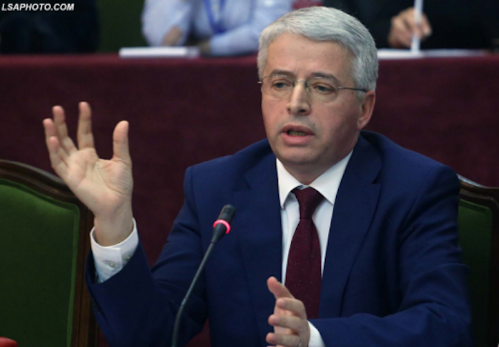 Ndalohet drejtoresha e Kufirit dhe 3 zyrtarë të tjerë për trafik emigrantësh: Ja si operonin, akuzat!