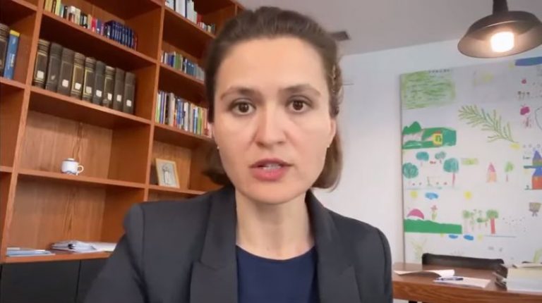 Protesta e maturantëve para MAS, Besa Shahini: E nxitur nga opozita! Askund në botë nuk ndodh që nxënësit të protestojnë për “provimet e vështira”! Protesta e maturantëve para MAS, Besa Shahini: E nxitur nga opozita! Askund në botë nuk ndodh që nxënësit të protestojnë për “provimet e vështira”!