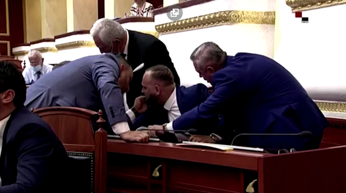 VIDEO/ Sherr në Parlament mes deputetëve të opozitës VIDEO/ Sherr në Parlament mes deputetëve të opozitës