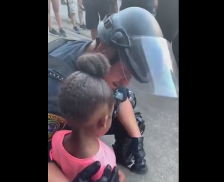 Protesta për George Floyd! 5-vjeçarja afro amerikane i drejtohet policit: Do të më qëllosh?! Ja si reagon ai! (Video) Protesta për George Floyd! 5-vjeçarja afro amerikane i drejtohet policit: Do të më qëllosh?! Ja si reagon ai! (Video)