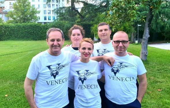 Kllounët e administratës së Metës! Beqaj nxjerr foton e 5 “musketierëve venedikas” dhe tallet me Metën: Reflekto urgjentisht, këshilltarët jo të përqafuar, ka boll vend lëndina e oborrit të Presidencës Kllounët e administratës së Metës! Beqaj nxjerr foton e 5 “musketierëve venedikas” dhe tallet me Metën: Reflekto urgjentisht, këshilltarët jo të përqafuar, ka boll vend lëndina e oborrit të Presidencës