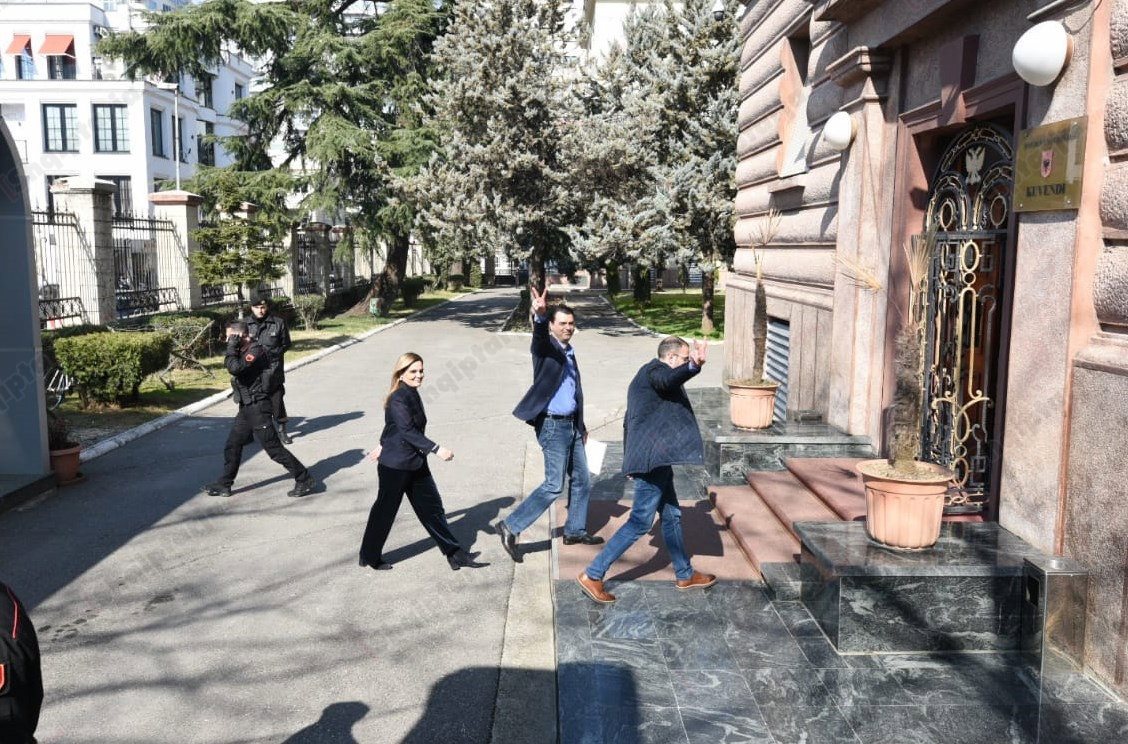 Karmina dyshon se Luli është pjesë e sektit “Dëshmitarët e Jehovait” Karmina dyshon se Luli është pjesë e sektit “Dëshmitarët e Jehovait”