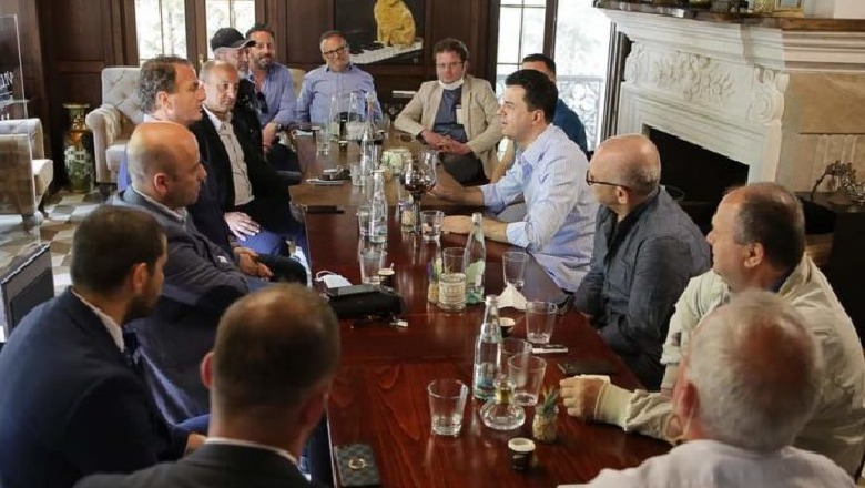 Surprizë! Më në fund Luli dhe Monika gjejnë fajtorin e Covid19 Surprizë! Më në fund Luli dhe Monika gjejnë fajtorin e Covid19