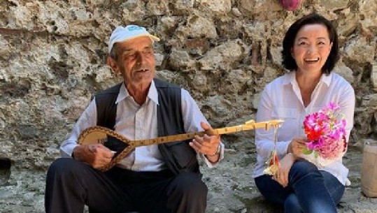 VIDEO: E veshur sportive e me buqetë në dorë, Yuri Kim dëgjon ‘Kush kërcen napolonin’ me çifteli. Ambasadorja si nuk e keni parë më parë