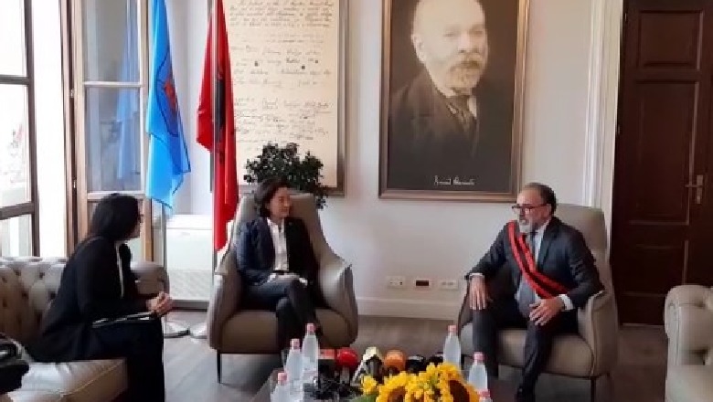 Ambasadorja Yuri Kim bën lëvizjen e radhës, i shkon në zyrë Dritan Lelit/ video Ambasadorja Yuri Kim bën lëvizjen e radhës, i shkon në zyrë Dritan Lelit/ video