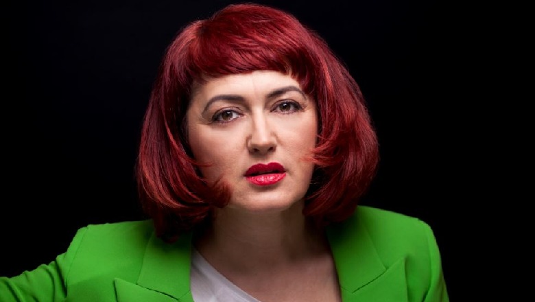 Këngëtarja e njohur kosovare, deputetja Eliza Hoxha infektohet me COVID Këngëtarja e njohur kosovare, deputetja Eliza Hoxha infektohet me COVID