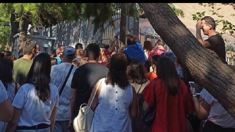 Grumbull në vapë dhe pa maska! Denoncimi i gazetarit: Ambasadë shqiptare në Athinë “bombë koronaviruesi” për emigrantët