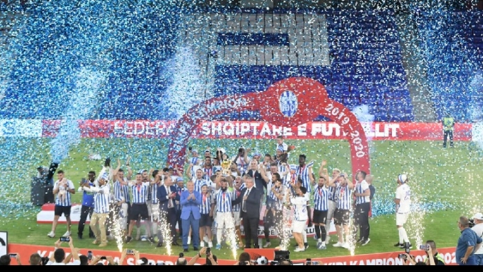 Festival fishekzjarresh në “Air Albania”, Tirana ngre lartë trofeun Festival fishekzjarresh në “Air Albania”, Tirana ngre lartë trofeun