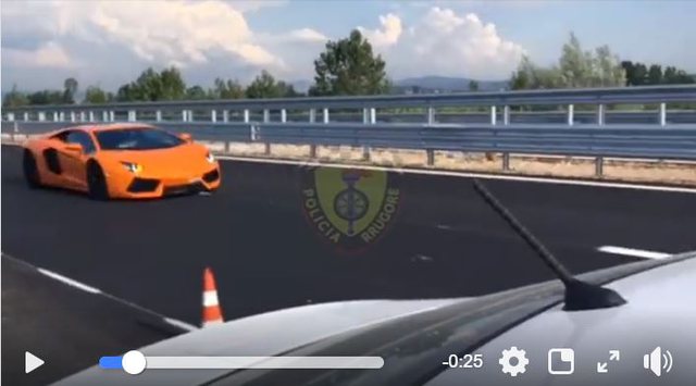 Skenë si në Formula 1: Lamborghini portokalli “fluturon” me 236 km/h në bypass-in Fier-Vlorë, e pëson keq në fund (Video) Skenë si në Formula 1: Lamborghini portokalli “fluturon” me 236 km/h në bypass-in Fier-Vlorë, e pëson keq në fund (Video)