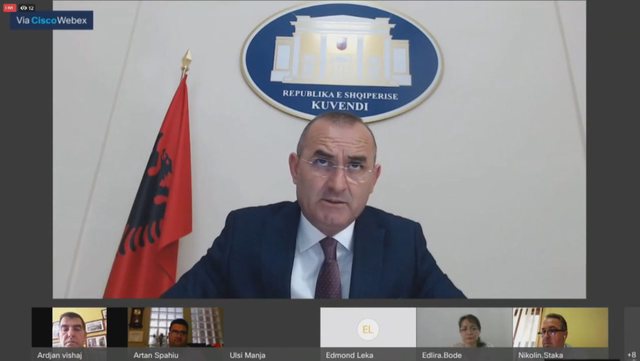 Metës i “ngrinë” buzëqeshja në buzë: Komisioni i Monitorimit të Reformës antiligjor ndryshimeve në radhët e KED! Dvorani e Marku mbeten anëtarë