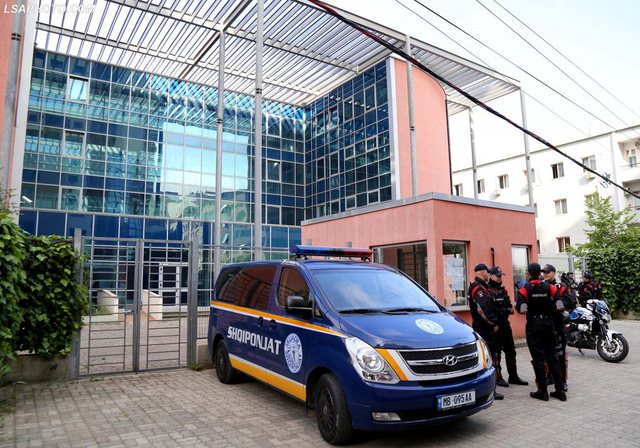 Blindohen institucionet e drejtësisë: Ja si do të ruhen gjyqtarët dhe prokurorët! Qeveria ndryshon masat e sigurisë, zbardhet vendimi Blindohen institucionet e drejtësisë: Ja si do të ruhen gjyqtarët dhe prokurorët! Qeveria ndryshon masat e sigurisë, zbardhet vendimi