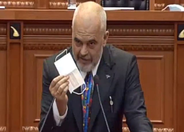 Rudina Hajdari bën veprimin e papritur gjate fjalimit te Ramës në kuvend, kryeministri: “Unë e kam, por e marr si flamur paqeje”