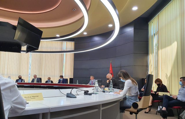 Nis mbledhja e Këshillit Politik, arrin Rama dhe palët politike/ Reagon Rudina Hajdari pak para takimit.. Nis mbledhja e Këshillit Politik, arrin Rama dhe palët politike/ Reagon Rudina Hajdari pak para takimit..