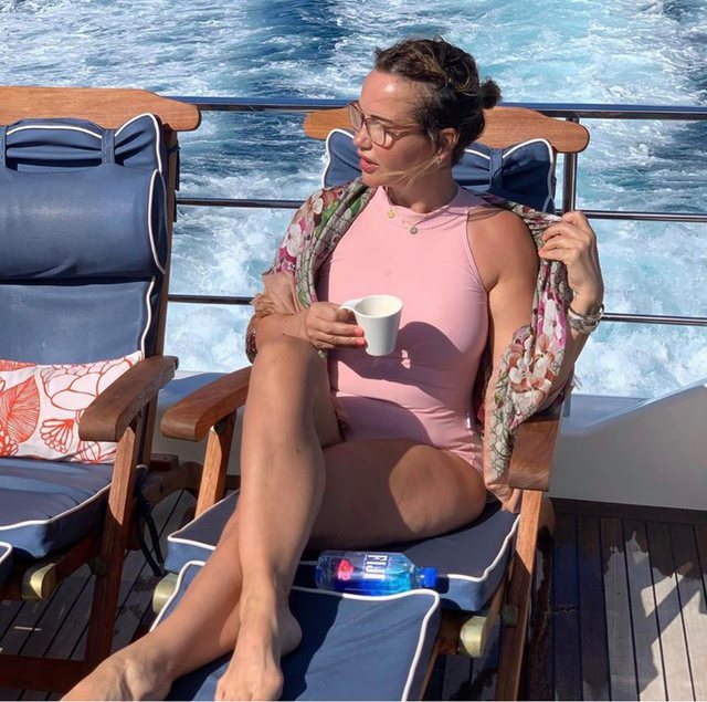 Elegante dhe me bikini, nëna 56-vjeçare e Rita Orës çmend fansat me fizikun e saj (Foto) Elegante dhe me bikini, nëna 56-vjeçare e Rita Orës çmend fansat me fizikun e saj (Foto)