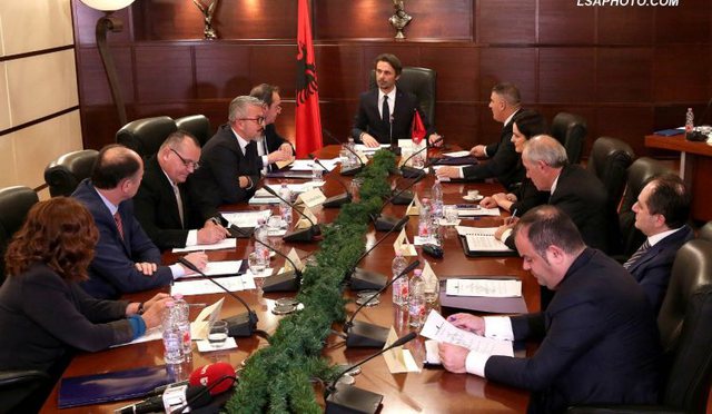 Pa filluar punë drejtësia e re e pabesueshme! KLP përplaset me ONM pas kritikave të Jacobs: Po cenohet integriteti i SPAK, nuk duhet të ketë sulme personale Pa filluar punë drejtësia e re e pabesueshme! KLP përplaset me ONM pas kritikave të Jacobs: Po cenohet integriteti i SPAK, nuk duhet të ketë sulme personale