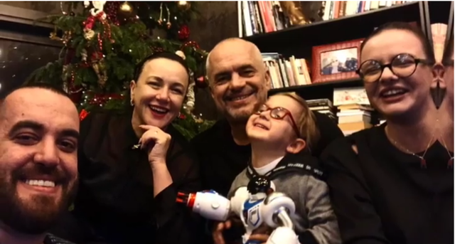 Nga FOTO e Edit dhe Lindës tek urimi i Reas/ Motra e Zahos mesazh domethënës për festën në shtëpinë e kryeministrit: Ju jeni shpirti i shpirtit të universit Nga FOTO e Edit dhe Lindës tek urimi i Reas/ Motra e Zahos mesazh domethënës për festën në shtëpinë e kryeministrit: Ju jeni shpirti i shpirtit të universit