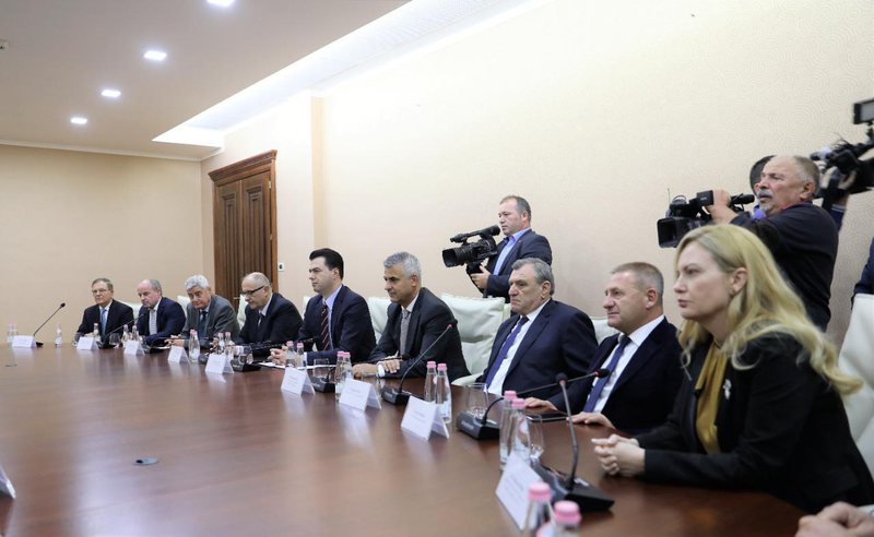 Basha ftesë aleatëve të shkrijnë partitë dhe t’i bashkohen “babës” së ri të PD! Strategji për të humbur me më me pak dhimbje