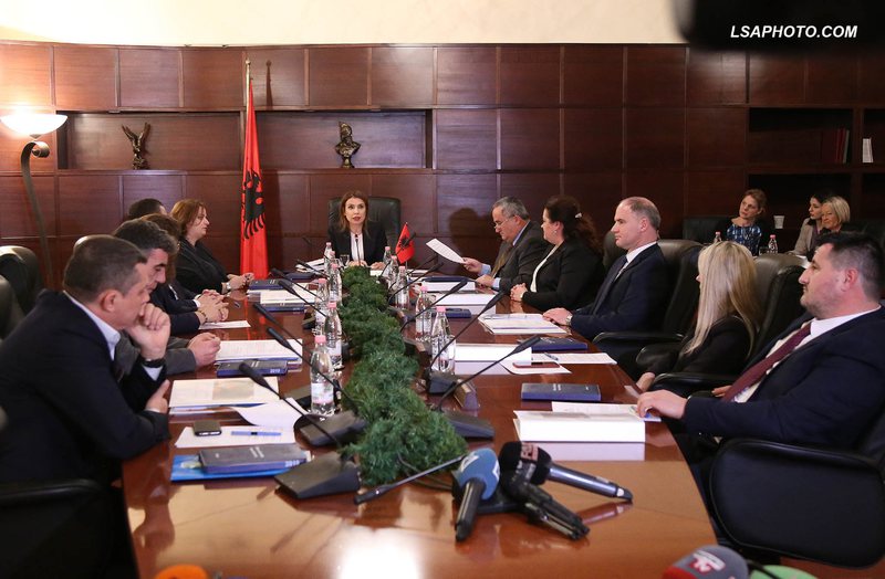 Thellohet ngërçi me Gjykatën e Lartë, KLGJ refuzon ultimatumin e Ruçit dhe shtyn hapjen e garës për vendet vakante me arsyen e pakuptueshme…”konsulta me ndërkombëtarët”!