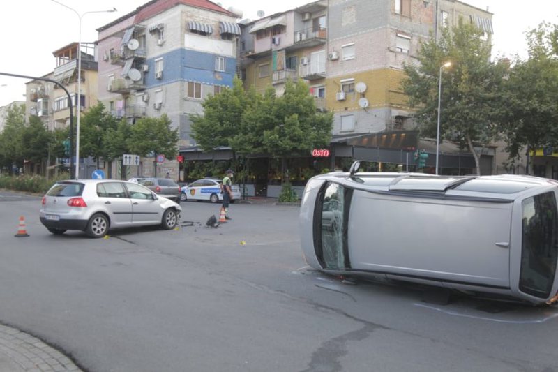 Aksident i frikshëm pranë qendrës së Tiranës, makina përmbyset në mes të rrugës Aksident i frikshëm pranë qendrës së Tiranës, makina përmbyset në mes të rrugës