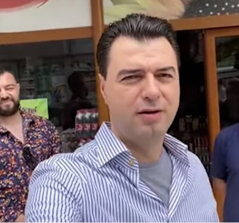 Basha nuk heq dorë nga gafat, ‘bëhet lëmsh’ gjatë takimit me biznesmenin në Korçë (Video epike)