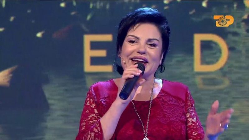 Si ka mundësi që nuk ke asnjë rrudhë?! Gazetari i’a thotë troç, këngëtarja Liljana Kondakçi i befason të gjithë me përgjigjen e saj (Video)