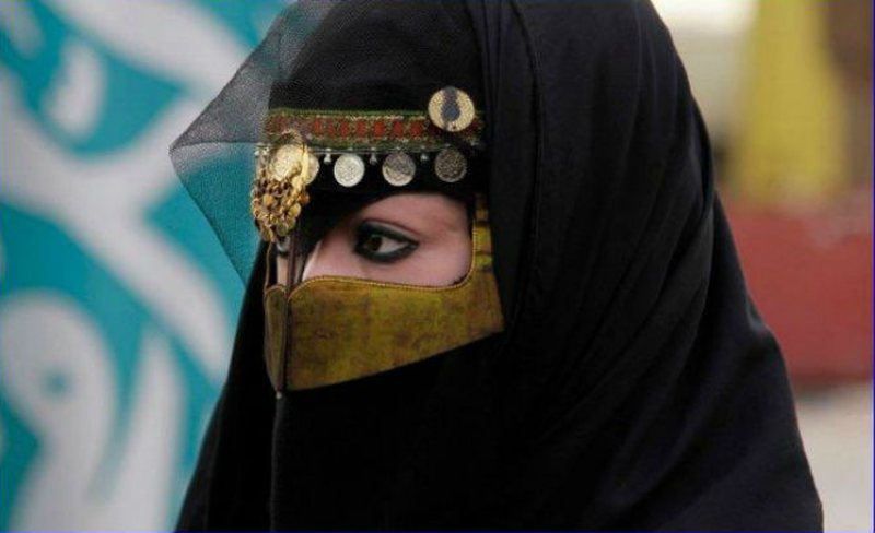 Gruaja heq shaminë për herë të parë, burri zbulon të vërtetën që e shokoi Gruaja heq shaminë për herë të parë, burri zbulon të vërtetën që e shokoi