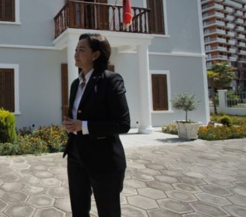 “Jam malësore”! Ambasadorja Kim i thotë të gjitha, që prejardhja e deri te mendimi që ka krijuar për shqiptarët: Ka një rreng që e luajnë politikanët, i bëjnë të… (INTERVISTA) “Jam malësore”! Ambasadorja Kim i thotë të gjitha, që prejardhja e deri te mendimi që ka krijuar për shqiptarët: Ka një rreng që e luajnë politikanët, i bëjnë të… (INTERVISTA)