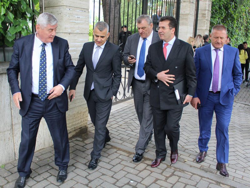 Ndryshimet kushtetuese, aleatët e Bashës: PS po tenton të shkaktojë konflikt! Hapja e listave lojë e pisët e Ramës Nard Ndoka: Do shkojmë drejt përplasjes politike dhe civile Ndryshimet kushtetuese, aleatët e Bashës: PS po tenton të shkaktojë konflikt! Hapja e listave lojë e pisët e Ramës Nard Ndoka: Do shkojmë drejt përplasjes politike dhe civile