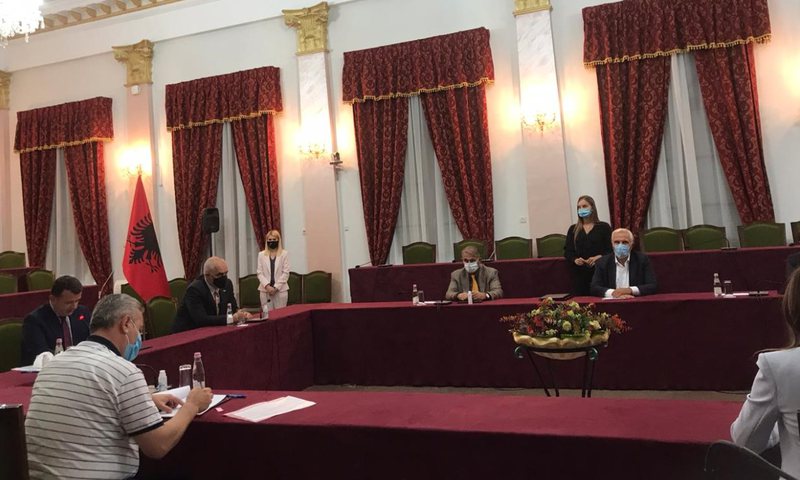 PS arrin paktin me opozitën parlamentare, më 23 korrik votohet drafti amerikan i 5 qershorit dhe më 30 korrik hapja e listave PS arrin paktin me opozitën parlamentare, më 23 korrik votohet drafti amerikan i 5 qershorit dhe më 30 korrik hapja e listave