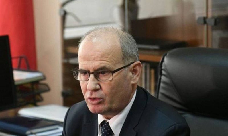 Mynyr Koni “luftë me mullinjtë e erës”, sulmon ministren e Arsimit dhe këmbëngul se nuk do të lejojë zgjedhje më 30 korrik