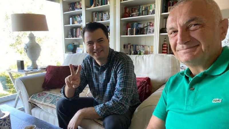 Basha i shkon në shtëpi Metës, cila është strategjia e opozitës?/ Foto që po qarkullon në rrjetet sociale, njëri shkrep selfien, tjetri me dy gishtat lart! Basha i shkon në shtëpi Metës, cila është strategjia e opozitës?/ Foto që po qarkullon në rrjetet sociale, njëri shkrep selfien, tjetri me dy gishtat lart!