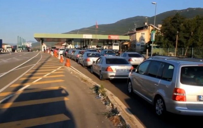Çfarë po ndodh në Morinë? Radhë e gjatë kilometrike, 8 mijë kosovarë hyjnë në Shqipëri mëngjesin e sotëm