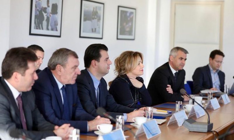 Opozita e rrugës për Reformë pa asnjë reformë! As hapje të listave, as heqje koalicionesh, komisione zgjedhore partiake… një 2008 e rifreskuar Opozita e rrugës për Reformë pa asnjë reformë! As hapje të listave, as heqje koalicionesh, komisione zgjedhore partiake… një 2008 e rifreskuar