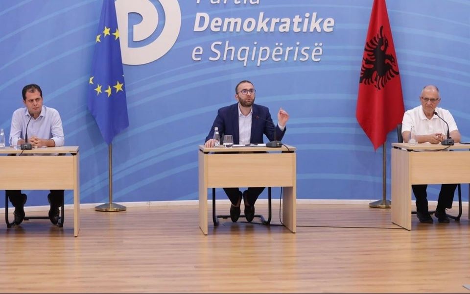 Pse Gaz Bardhi dhe Petrit Vasili nuk mund të qajnë njësoj për koalicionet? Pse Gaz Bardhi dhe Petrit Vasili nuk mund të qajnë njësoj për koalicionet?