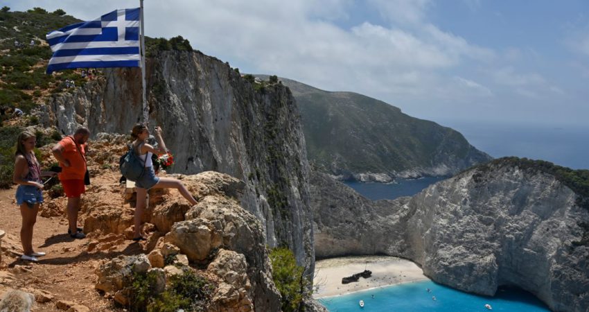 ANALIZA: Greqia dështoi me hapjen e dyerve për turistët