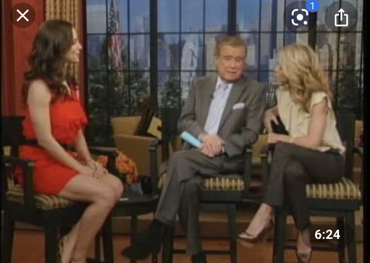 “Shqiptar përgjithmonë” bërtiti në mes të emisionit! Ndërron jetë në moshën 88-vjeçare, Regis Philbin ikona arbëreshe e televizionit amerikan (Video) “Shqiptar përgjithmonë” bërtiti në mes të emisionit! Ndërron jetë në moshën 88-vjeçare, Regis Philbin ikona arbëreshe e televizionit amerikan (Video)