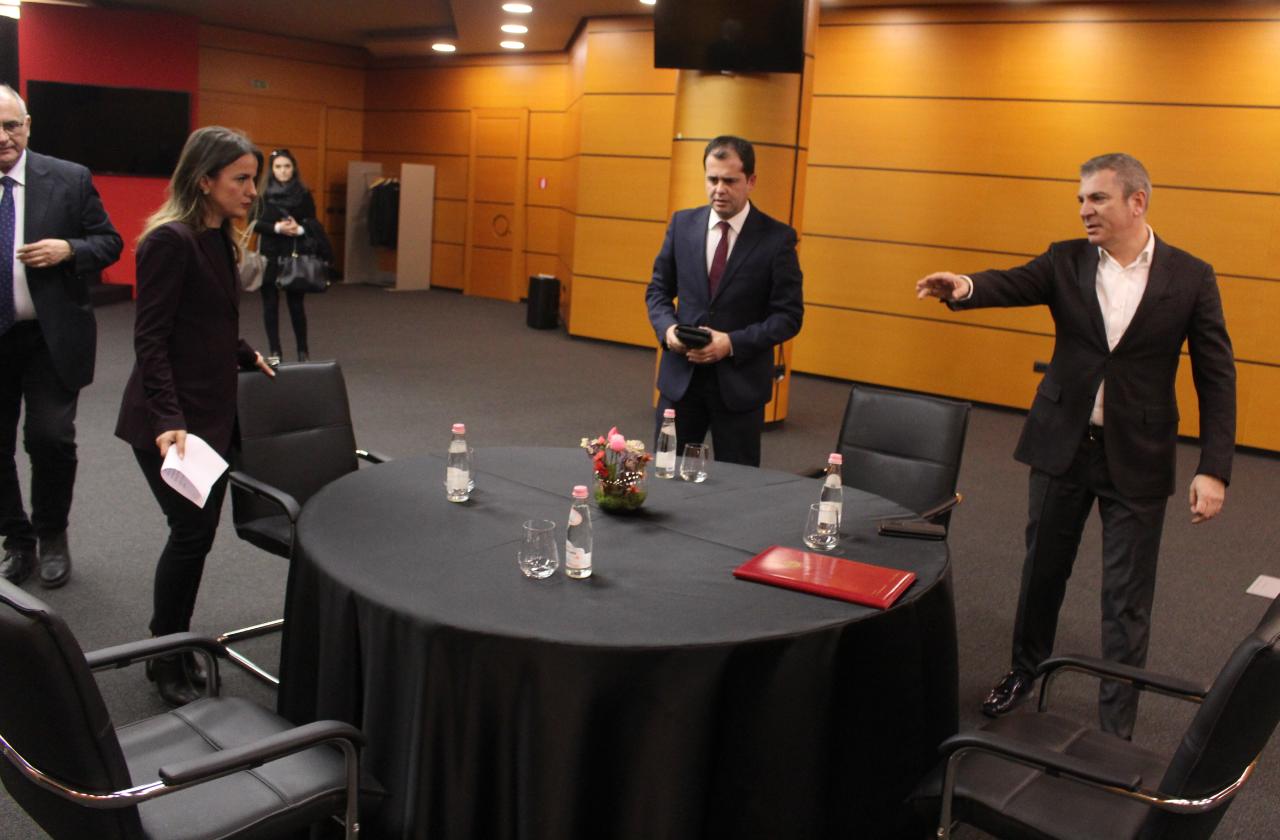 Pas takimit me ambasadorët në selinë e PD, opozita e bashkuar vihet në lëvizje: Ja çfarë kërkon nga mazhoranca dhe opozita parlamentare Pas takimit me ambasadorët në selinë e PD, opozita e bashkuar vihet në lëvizje: Ja çfarë kërkon nga mazhoranca dhe opozita parlamentare