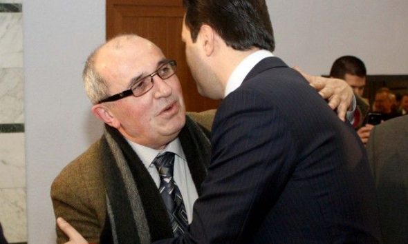 Besniku i Berishës dhe i Lulit që “vdesin”për Kosovën: Edi Rama nuk i do kosovarët në Shqipëri ndaj u ka vënë taksë në Rrugën së Kombit!