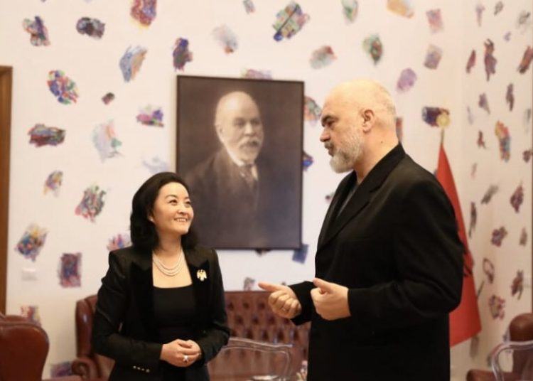 Ambasadorja Yuri Kim i shkon në zyrë kryeministrit Rama, çfarë po diskutohet.. Ambasadorja Yuri Kim i shkon në zyrë kryeministrit Rama, çfarë po diskutohet..