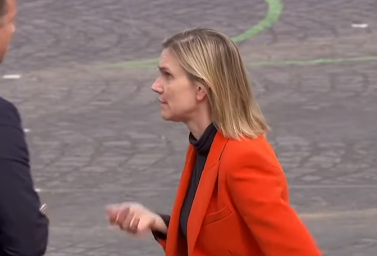 VIDEO që po bën xhiron e rrjetit: Harroi maskën në makinë, ministren franceze e zë paniku VIDEO që po bën xhiron e rrjetit: Harroi maskën në makinë, ministren franceze e zë paniku