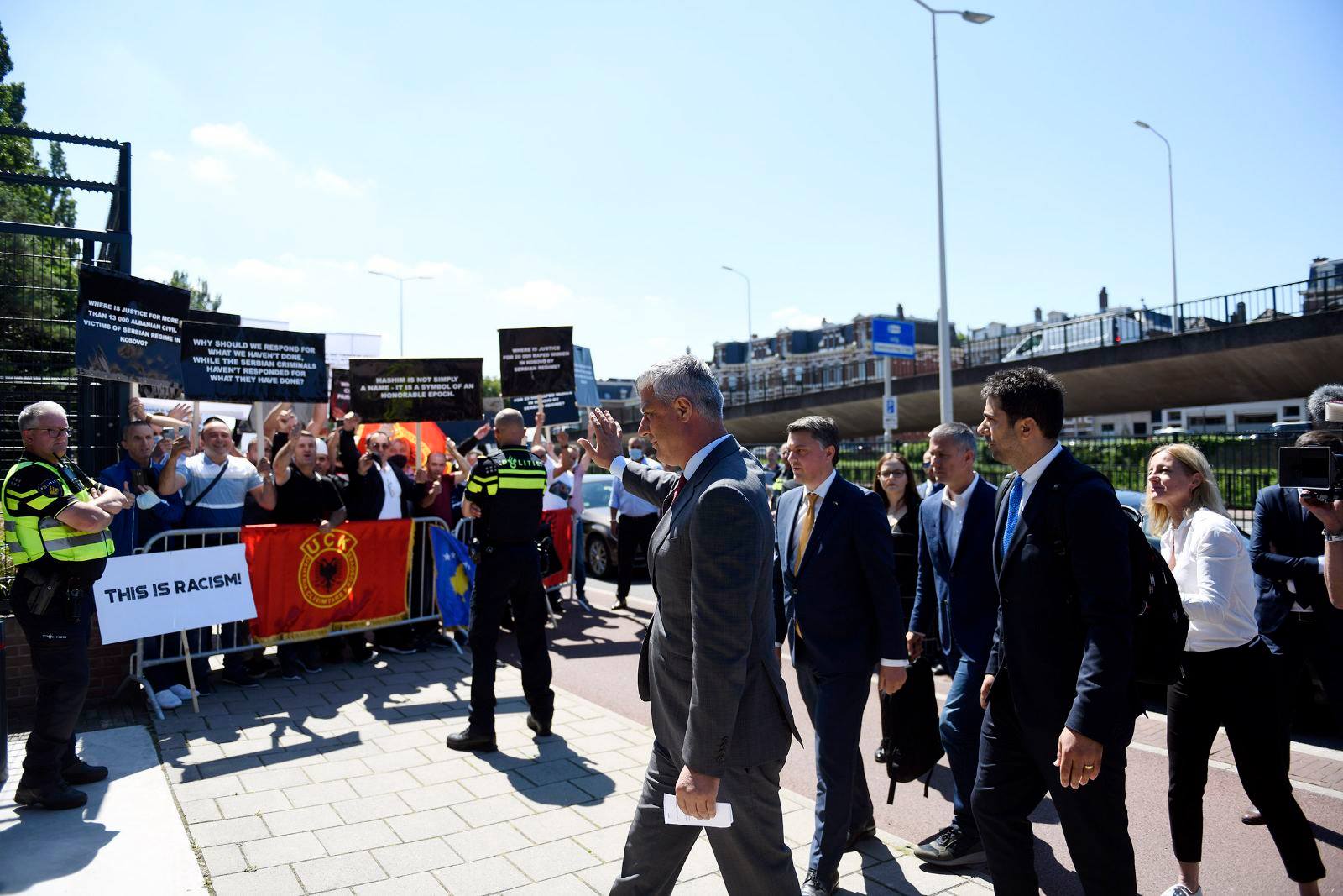 Thaçi mbërrin në Hagë dhe bën deklaratën: “Askush s’mund ta rishkruajë historinë, ky është çmimi për lirinë”/me dhjetëra shqiptarë kishin ardhur për ta mbështetur