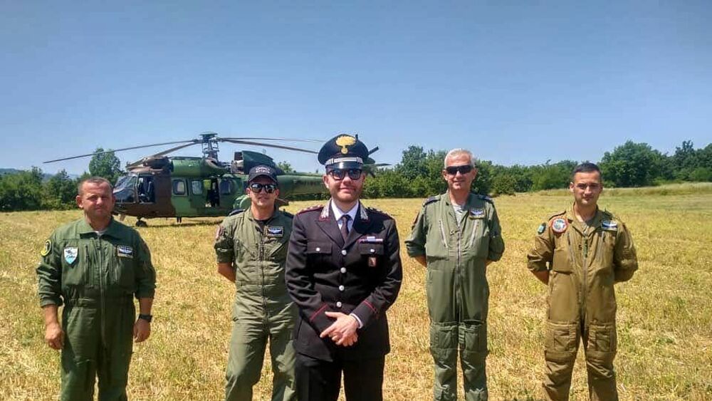 Ulje e detyruar, helikopteri ushtarak shqiptar zbarkon në Itali/ Media italiane: Një imazh që do të mbetet i gdhendur në kujtesën e shumë njerëzve Ulje e detyruar, helikopteri ushtarak shqiptar zbarkon në Itali/ Media italiane: Një imazh që do të mbetet i gdhendur në kujtesën e shumë njerëzve