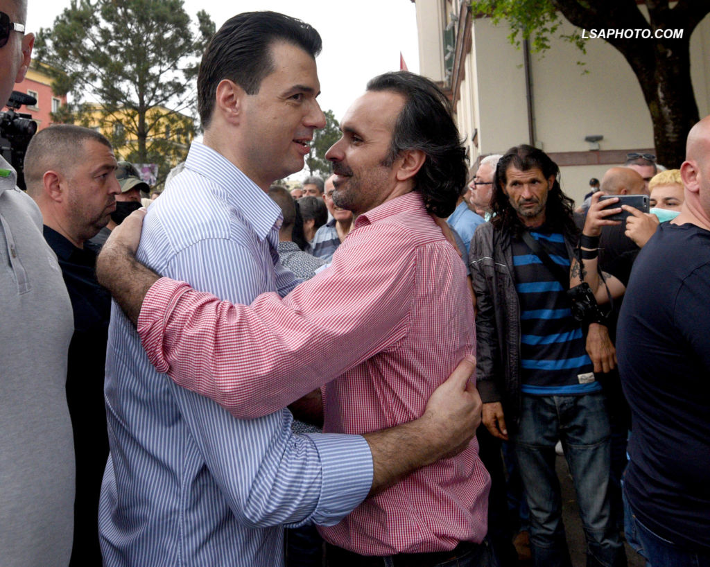 Protestat e opozitës?! Nuk përmbahet analisti mik i Bashës, shpërthen keq ndaj Berishës: Maskon “blegërimat” si revolucione! Protestat e opozitës?! Nuk përmbahet analisti mik i Bashës, shpërthen keq ndaj Berishës: Maskon “blegërimat” si revolucione!