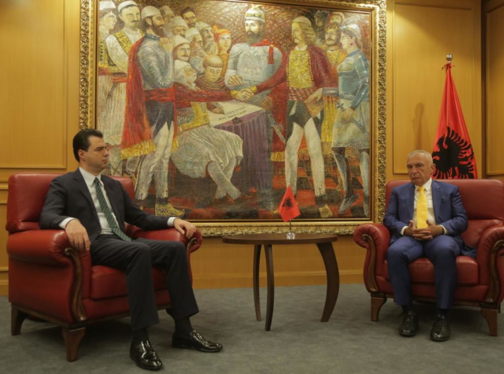 PS tallet me Presidentin e dekoratave: Meta mund t’ia lërë vendin kryetarit të PD-së se e bënë PS tallet me Presidentin e dekoratave: Meta mund t’ia lërë vendin kryetarit të PD-së se e bënë