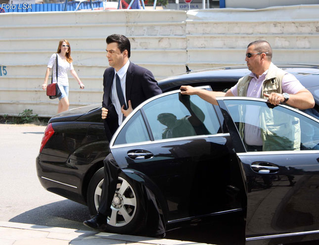 Pse Lulzim Basha përdor Benzin e Artan Santos (dhe disa fakte për Zenin, Jamarbërin e Monikën) Pse Lulzim Basha përdor Benzin e Artan Santos (dhe disa fakte për Zenin, Jamarbërin e Monikën)