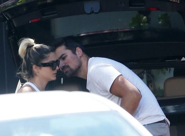 “DailyMail” publikon disa foto të këngëtares shqiptare Bebe Rexha me nje mashkull misterioz/ Bebe: “Meshkujt kanë frikë nga unë”