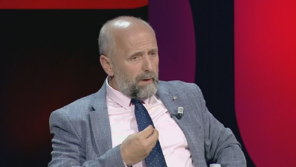 Silva Bino: Mos promovoni idiotë që thonë gomarllëqe! Alfred Cako: Aman më fut tek Infektivi pa maskë! Silva Bino: Mos promovoni idiotë që thonë gomarllëqe! Alfred Cako: Aman më fut tek Infektivi pa maskë!