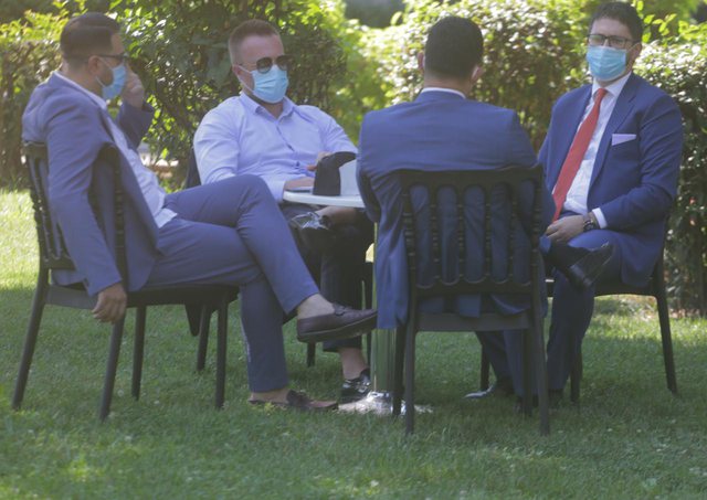 Deri dje hiqeshin si trima e shëtisnin pa maska në parlament, sot deputetët në “rrjesht për një” para virusit