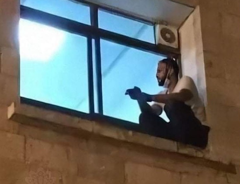 Mjekët i thanë se nëna po i v.diste prej Covid-it, djali ngjitet në dritare për t’i dhënë lamtumirën Mjekët i thanë se nëna po i v.diste prej Covid-it, djali ngjitet në dritare për t’i dhënë lamtumirën